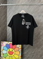 款号 G148 克罗心九宫格骷髅头印花圆领短袖 面料采用32支双纱280克高克重纯棉面料 同缸定织定染原版同色螺纹 进口机器白墨直喷印花工艺 内里包边包条做工高