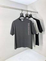 巴黎世家。顶级货品2025春夏新款首发专柜最新款短袖圆领T恤 高端订制 设计前卫时尚！品牌Logo重工艺设计 高端定制原版欧棉面料.手感柔软.穿着舒适.B专柜级