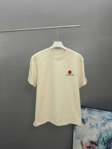 lululemon露露 刺绣款 2025春夏经典圆领短袖T恤采用280克双纱精棉，衣服偏厚使整体高透气和柔软性，三标齐全！男女同款 颜色：白色 黑色 灰色 杏色