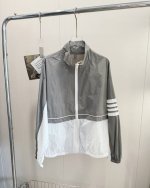 品名：Thom Brow*拼色防晒工装冲锋衣外套 尺码：M.L 颜色：灰色 春天的冲锋衣虽迟但到！这个白灰拼色属实是拿捏到我了，简约又自带高級感。宽松版型，主打