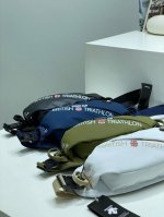 Descente 迪*桑*特 Sports Style 铁人三项国家队，男女运动胸包.腰包 代G5 ，高密度尼龙防水材质，最外层的是涂层设计..每个五金件都是单