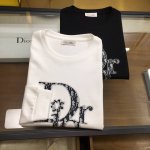 新品卫衣 P210 D.Ior 2025季时尚长袖卫衣 高端定制经典系列，时尚有型 经典圆领款式，简单大方，胸前经典品牌高档Logo设计 采用高档内里保暖极佳