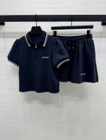 上新原单高端品质 Miumi*2025春夏最新系列！翻领短袖短裙套装！定制朱地棉材质 面料自带气孔 舒适软糯 透气十足 领口半开襟钮扣处理 随意调节 胸前点缀刺