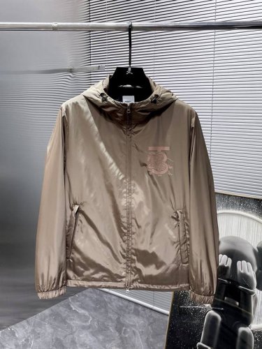 巴宝莉 Burberry 春季新款 连帽 夹克 外套，高端版本！专柜定制面料 透气舒适度高，细节无可挑剔，品牌元素设计理念，体现高品质。手感细腻柔软！呈现休闲裁