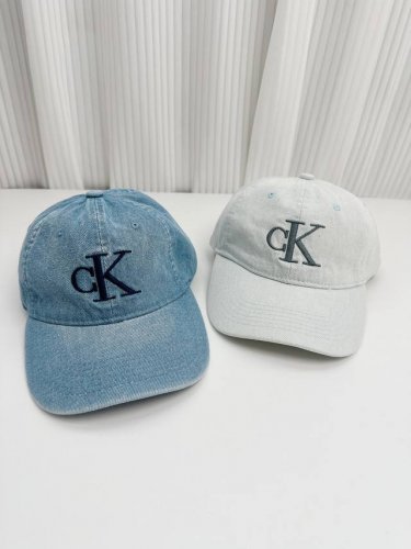 Calvin Klein Ck新款牛仔水洗做旧棒球帽 字母刺绣款鸭舌帽 这个品牌今年鲨疯了，炒鸡火爆的一款，众多网红明星上身 男女同款 时尚又百搭，谁戴谁好看系