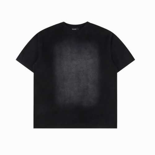 balenciaga巴黎世家 水洗满印字母印花圆领T恤 定制高克重 针织棉面料精心制作，手感特别的扎实，质感拉满，松软细腻上身舒适，优越的吸湿排汗性能，不闷热！