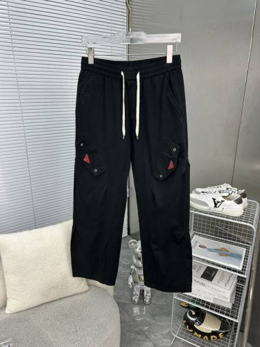 prada普拉达 黑色工装阔腿裤 随性与实用的完美融合 温柔又沉稳的小色调，轻松就能营造出随性氛围。腰部的抽绳设计，方便调节，穿着无拘无束 。 两侧假口袋帽设计