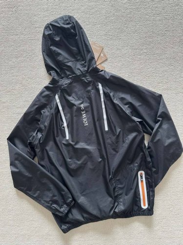 强强联合 Loewex 0N 罗意威X昂跑联名25年 王一博同款夏季防晒衣 这两个品牌都是国内热度相当之高的产品，今年推出联名合作款，受到很多人的喜爱。昂跑的运