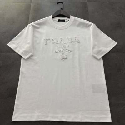 爆款推荐 Prada普拉达2025新款Logo净色绣花短袖T恤 原版面料高版本高品质 网红明星同款 定制32支精梳棉面料 万针字母Logo净色绣花 工艺 手感非