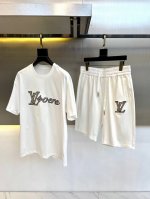 mos 1V、2025新款短袖+短裤套装，春夏最好看的一款纯棉针织套装，定制扫盲顶级欧棉面料，原版定织罗纹，车线整齐。上身时髦洋气、兼具了实穿性以及设计感 既有