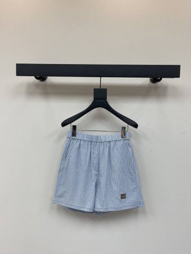 miumiu25Ss春夏新款浅色水洗条纹牛仔短裤 棕色刺绣字母Logo低调奢华，原版定制色织条纹进口洗水牛仔柔软细腻质感超赞。宽松小短款版型上身巨显瘦！可甜可盐