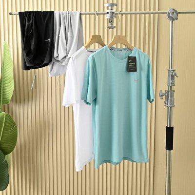上新 耐克Nike夏季四色锦纶网眼弹力 速干 冰丝爽滑轻薄T恤衫短袖 尺码:M,L,Xl,2Xl,3Xl, 颜色:白色,黑色,天蓝，灰色 高端面料，四色爆炸开抢
