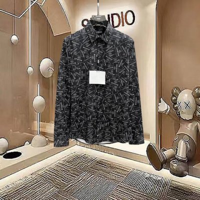 春夏爆款 巴尔曼 高端品质. 2025专柜最新爆款衬衫出货 巴黎专柜同步发售 精选意大利进口定制精棉衬衣面料搭配最新款 胸前的精致品牌刺绣设计和背后的品牌英文时