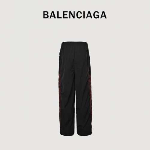 Balenciaga 巴黎世家 新品城市系列Lion Club休闲运动裤 科技府绸面料 正面和侧边红色Lion Club艺术作品刺绣 松紧腰头 有内衬 水洗褪色