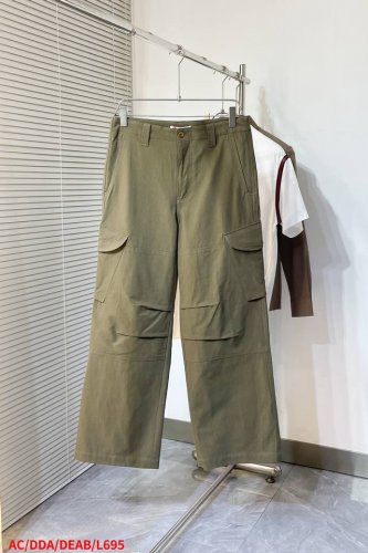 L695 Acacne Studios 标签工装长裤 定制精织细密纹梭织面料，以卡其绿诠释时尚新高度，口袋上饰有Acne Studios标签以点睛之笔，增添品牌