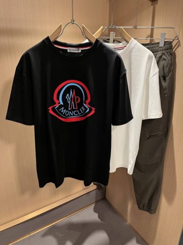 moncler蒙家 2025春夏最新男女同款贸易订单短袖T恤，全品相！！网红款！采用Logo图案压胶设计！上身舒适透气，不僵硬，整体有着丰富的立体感，品质出口订