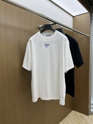 pd 2540Fw春夏新品圆领打底外穿T恤，立体感Logo微廓形半袖活性纯棉打底T恤，棉，手感面糯有骨感，柔而有韧性。工艺处理，韧性和抗皱性能得到大幅度提高。微