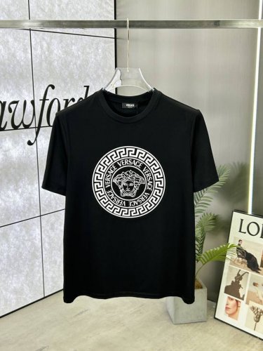 Versace 范思哲 25Ss春夏新品印花圆领短袖T恤，正面品牌字母标识印花设计，打造男士基本款单品，为男士衣橱注入新意。采用80支双股丝光棉面料制成，面料质