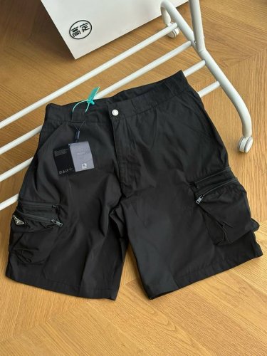 供 prada 普拉达 24Ss三角标工装口袋机能短裤顶级版本 S~Xl 得物在售7900，原版三防全功能尼龙面料 ，舒适贴肤，涂珐琅三角形金属徽标，双侧工装双