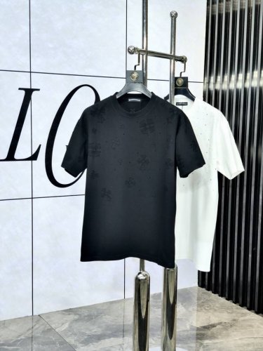 p190。克罗心。2025春夏新款 字母Logo圆领短袖T恤，春夏休闲穿搭必不可少，原版纯棉面料。完完全全体现在高级审美的做工上，做工更是精致大气，Z立体感超强