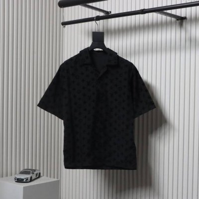 Louis Vuitton 路易威登 25Ss 满印老花植绒短袖衬衫采用高支超高密平纹底部定染偏蓝光黑使底部跟花型颜色形成反差 花型处采用进口绒才能体现出原板的
