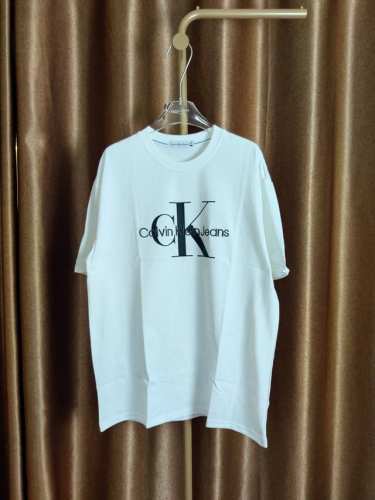 Calvin Klein Ck 男女情侣休闲圆领短袖T恤，印花+刺绣一体的工艺，成本增加耗时耗力。 莱卡面料质感非常细腻 手感柔软平滑 弹性最好 穿着舒适 体贴