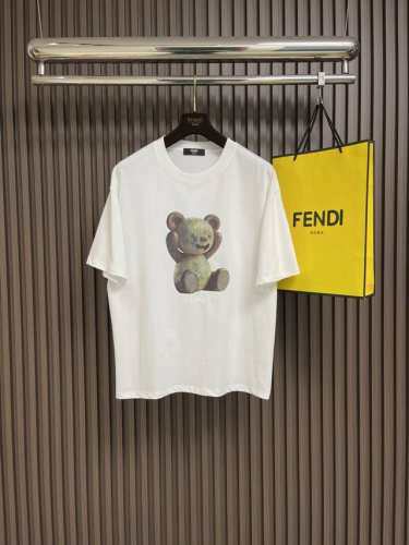 fendi 2025Ss早春卡通印花短袖T恤，定制璀璨丝绒棉，整体走线平直细腻 面料舒适柔软 颜色一致无色差 能与同款搭配营造时尚造型，驾驭各种场合，定制辅料，