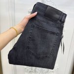 ysl 2025春夏新款 新款男士牛仔裤！ 贸易级别的代工品,数量极其稀少.精良精细的制作工艺程度已经达到极致效果.经典绝伦的款式,原色棉料,经典的平织斜纹牛仔