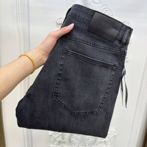 ysl 2025春夏新款 新款男士牛仔裤！ 贸易级别的代工品,数量极其稀少.精良精细的制作工艺程度已经达到极致效果.经典绝伦的款式,原色棉料,经典的平织斜纹牛仔