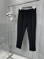普拉达 新款休闲裤！官网同步发售 品牌经典Logo休闲裤 ，定制面料，舒适度极好，手触感强烈 辨识度极高，完美品相工艺 尺码：M 3Xl