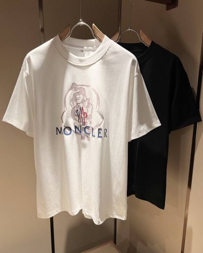 moncler蒙家 2025春夏男女同款情侣款最新的贸易订单短袖T恤，全品相！！网红款！采用Logo图案印花压胶设计！上身舒适透气，不僵硬，整体有着丰富的立体感