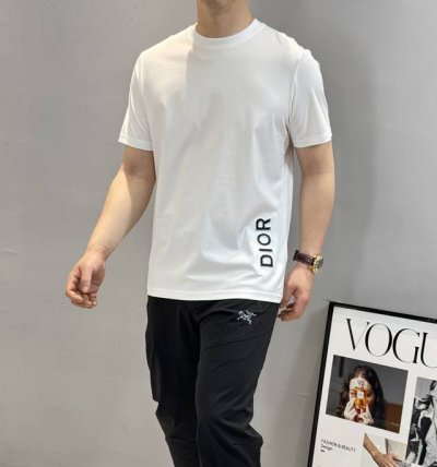 Dio*R迪-奥25S夏季新款圆领短袖.下摆精致字母绣花.优选190G丝光棉面料！！！紧密厚实不会越洗越薄 对舒适度高要求的毛毛党闭眼冲....品牌字母轮廓清晰