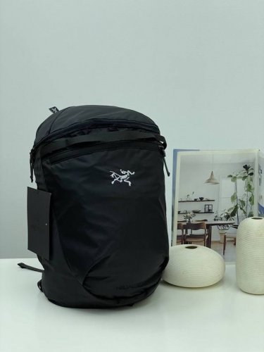 Arcteryx Heliad 15L始祖鸟休闲双肩背包最近博主们人手一个的始祖鸟背包，“中年三宝”始祖鸟双肩包。 越南代工出品，细节之处做到了极致，无论是设计