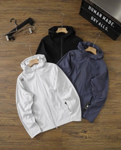 供 迪桑特 Descente 25Ss新品 防风水透气轻量梭织外套 男女同款 1产品特性： 三层压胶技术，防风雨，防静电，抗撕耐磨！ 做到了即轻量，又具备很好的