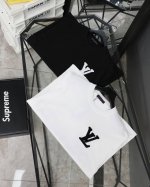 细节图# Louis Vuitton 路易威登Lv 25Ss新款经典老花字母Logo贴布绣圆领短袖T恤 法国路威酩轩集团-Lvmh旗下品牌，著名奢侈品箱包和皮具