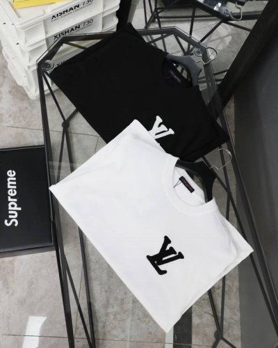 细节图# Louis Vuitton 路易威登Lv 25Ss新款经典老花字母Logo贴布绣圆领短袖T恤 法国路威酩轩集团-Lvmh旗下品牌，著名奢侈品箱包和皮具