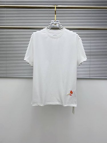 Bv2025春夏新款男女同款短袖T恤，最新款全网独家首上！！~既经典有时尚百搭，谁不爱啊，将经典再次展现，非常的耐看，自带低奢光环与辨识度！传统的品牌理念和现代