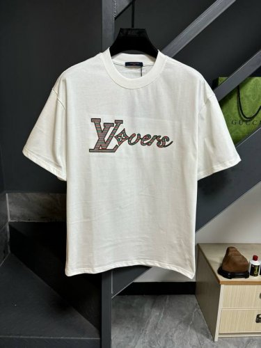 Lv 路易威登25S新款情侣圆领T恤！胸前新款3D立体刺绣.260G甄选100%纯棉质感.棉质饱满富有弹性.秉持着对细节追求 图案也是经典！饱满清晰有质感.面料