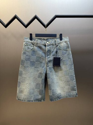 Lv 棋盘格牛仔短裤 面料融入3D Damier提花 经典的格子图案融合3D提花两种技术相结合 通过织机在面料上织出立体花纹的工艺 砂洗褪色做旧效果 这种面料通