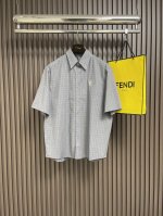 acne Studios 格纹短袖衬衫，此款纽扣衬衫采用格纹图案，宽松松版型，长度及臀。胸前蝴蝶结刺绣细节，纽扣开合。尺码：S-Xl