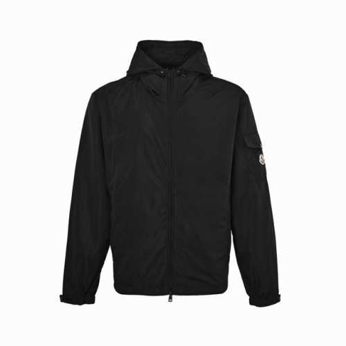 Moncler 蒙口 刺绣袖口袋拉链连帽夹克外套 产品选用100%聚酯纤维制成的细密柔软面料，产品通过精准的剪裁，使成衣形成贴身的肩部与胸部，兜帽设计配以抽绳