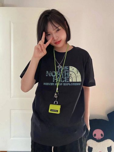上新！春夏Tnf北面新款短袖T恤,版型剪裁特别有讲究！上身很洋气显瘦内搭外穿都看 高密针织圆领设计，平整简约！亲肤透爽！T恤面料的柔软性舒适性无可挑剔！男女均可