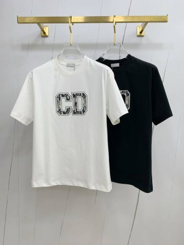 ss迪奥纯棉最新面料经典标识图案Logo时尚简约潮流短袖，最顶级的品质专柜原单短袖，顶级制作工艺进口面料，专柜款独特设计，采用进口高端订制面料。官网在售！面料版