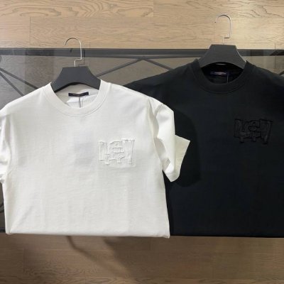 lv 路易威登 2025春夏新款贴布刺绣Logo字母短袖T恤 胸前描边绣当季新设计Lv字样，后背品牌专属贴布绣线条图案精密刺绣，极简主义用到极致。取用280高克