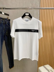 普拉*prada 25Ss春夏新款首发专柜最新款短袖圆领T恤 高端订制 设计前卫时尚 品牌Logo重工艺设计 高端定制240克面料.手感柔软.穿着舒适.专柜级别