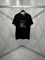 巴宝莉 25Ss新款圆领 T 恤衫，选用平织棉面料制成。呈现修身版型，装饰十字绣工艺打造的品牌徽标，融入 Burberry 格纹马术骑士徽标 Ekd 设计。 码