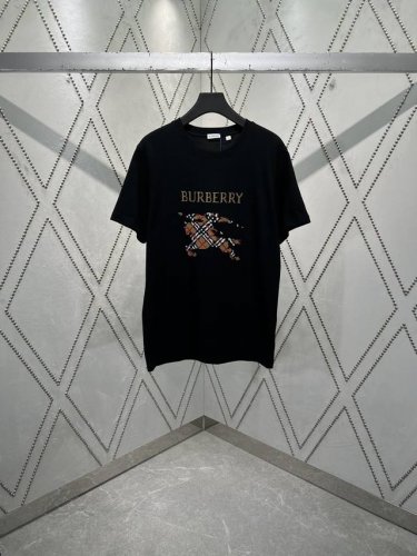 巴宝莉 25Ss新款圆领 T 恤衫，选用平织棉面料制成。呈现修身版型，装饰十字绣工艺打造的品牌徽标，融入 Burberry 格纹马术骑士徽标 Ekd 设计。 码