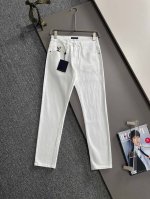Lv2025夏季修身牛仔裤长裤，采用进口客供日本Denim平纹棉质牛仔面料梭织生产，三标齐全，简约不失大气，柔软细腻舒适，上身百搭时尚 码数：28-38 下单报