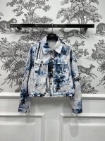 D家 25春夏新款 水墨竹林印花系列 翻领牛仔夹克外套 经典的小翻领设计 短款夹克版型 上身帅气又复古时髦 高级感的清冷感色系 怎么穿都不会挑人 定位Logo印