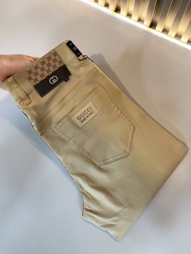 guc*I古家 2025早春新款时尚商务休闲裤，休闲西裤物料选用纯棉面料。斜纹肌理....展现休闲裤裤自然垂坠感勾勒出自若与儒雅。日常穿着更加舒适，抗皱面料展现
